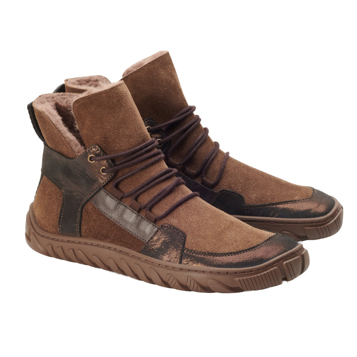 Die ALPIQ Winter Bronze von ZAQQ sind stylische braun-schwarze High-Top-Sneaker mit Velourslederstruktur und Kunstfell-Winterfütterung, mit Schnürdesign und dicker, strukturierter Sohle für guten Halt.