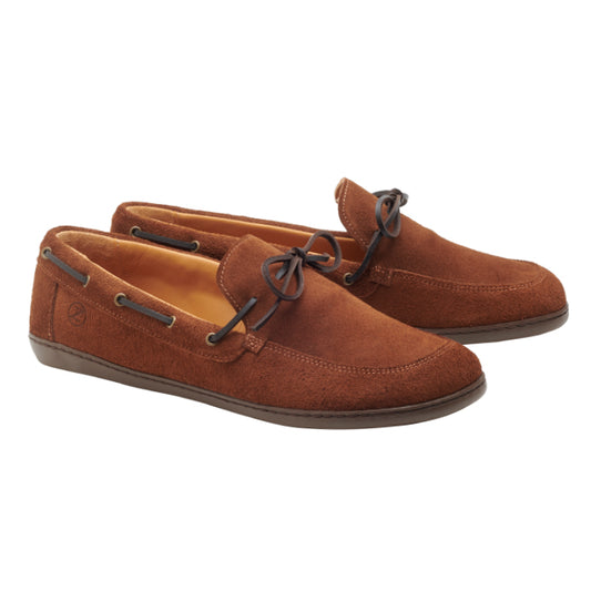 Ein Paar QEA Velours Cognac Mokassins von ZAQQ mit dunkelbraunen Schnürsenkeln und Nähten, mit weicher gelblicher Innenseite und flachen dunklen Sohlen. Die Schuhe sind elegant schräg ausgestellt und zeigen sowohl die Seiten- als auch die Vorderansicht.