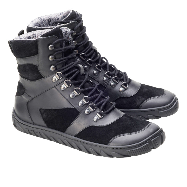 Die EXPLORER Black Waterproof-Stiefel von ZAQQ zeichnen sich durch stilvolle Wildleder- und Ledertexturen mit Schnürung vorne und Metallösen aus. Eine robuste Gummisohle bietet besseren Halt und macht sie zum perfekten wasserdichten Outdoor-Begleiter, der Funktionalität mit Mode verbindet.