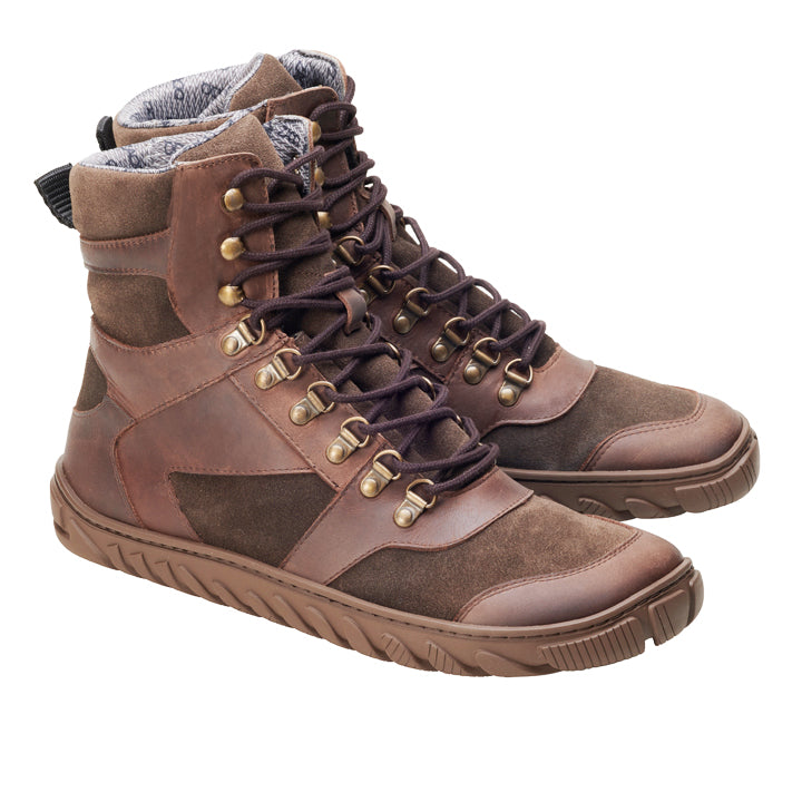 Wir präsentieren die braunen wasserdichten Stiefel ZAQQ EXPLORER mit robustem Design, strukturierter Sohle und gepolstertem Futter. Diese hohen Stiefel aus braunem Leder und Wildleder sind mit schwarzen Schnürsenkeln und Metallösen ausgestattet und eignen sich perfekt für Outdoor-Aktivitäten.