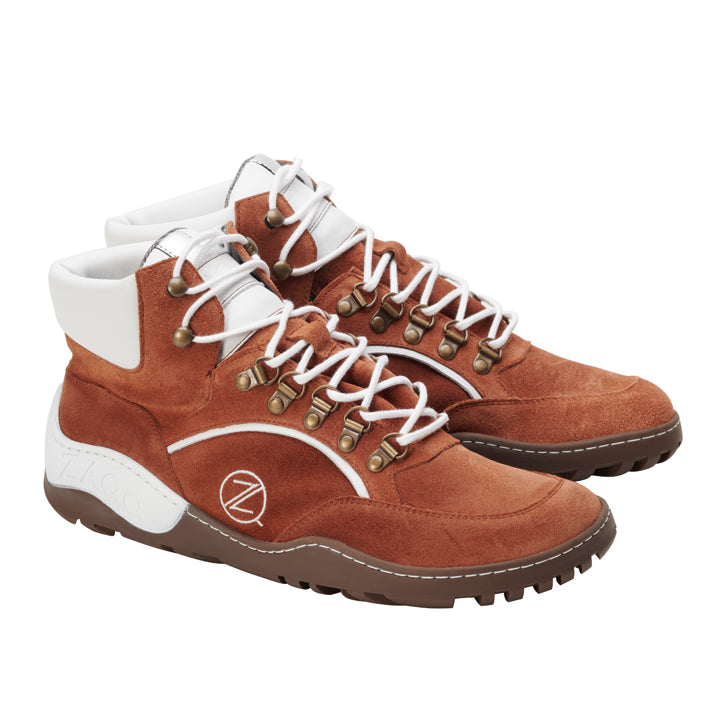 Wir präsentieren den TREQ Cognac Waterproof von ZAQQ: Diese Wanderschuhe aus braunem Wildleder mit stilvollen weißen Akzenten und Schnürsenkeln sowie einer robusten braunen Sohle sind für Outdoor-Abenteuer konzipiert. Mit Metallösen und einem dekorativen Logo an der Seite bieten diese Outdoorschuhe sowohl Funktionalität als auch Stil. Der gepolsterte Schaft sorgt für Komfort, während das robuste Profil in jedem Gelände zuverlässigen Halt bietet.