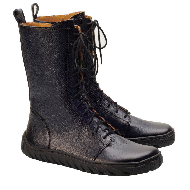 Ein Paar schwarze High-Top-Stiefel aus Leder mit Schnürsenkeln, strukturierter Oberfläche und robuster ULTRAGRIP-Sohle, hergestellt aus hochwertigem Nappaleder und mit der Marke „DOQS Blue“ von ZAQQ versehen, präsentiert auf einem schlichten weißen Hintergrund.