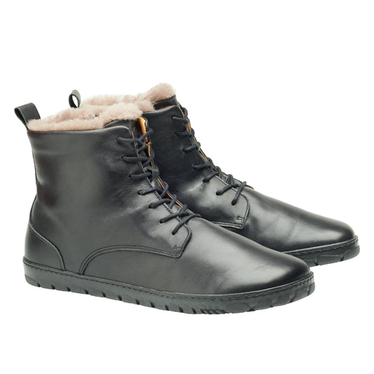 Die QUINTIC Winter Black Lederstiefel von ZAQQ mit Fellfutter, Schnürverschluss und flacher Sohle heben sich von einem weißen Hintergrund ab.