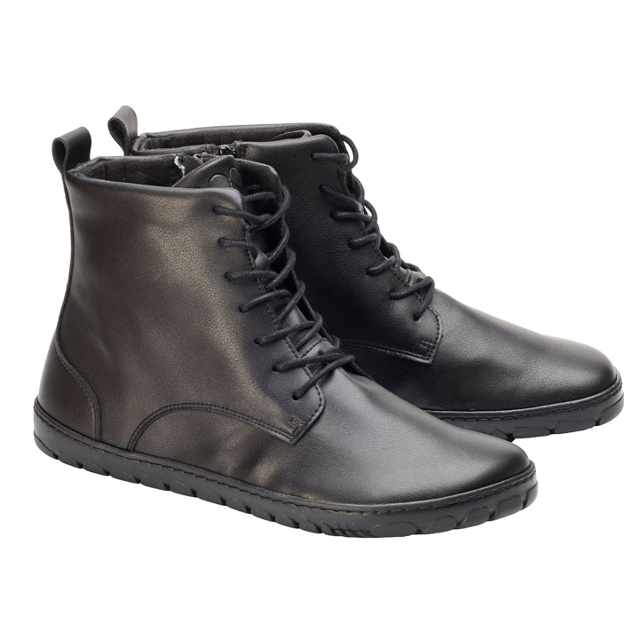 Wir präsentieren die QUINTIC Vegan Black-Stiefel von ZAQQ, ein Paar schwarze, knöchelhohe, von Leder inspirierte Schuhe mit Schnürsenkeln, einer glatten, matten Oberfläche und einer strapazierfähigen Outdoorsohle für eine stilvolle und bequeme Passform.