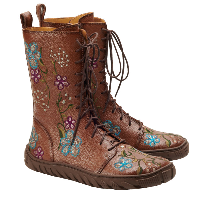 Die DOQS Flower Boots von ZAQQ versprühen Retro-Charme mit ihrem braunen Lederschnürdesign mit strukturierter Oberfläche und farbenfroher Blumenstickerei in Blau, Lila und Weiß. Diese aus hochwertigem Nappaleder gefertigten Boots haben eine robuste Sohle und kommen von der Seite wunderschön zur Geltung.