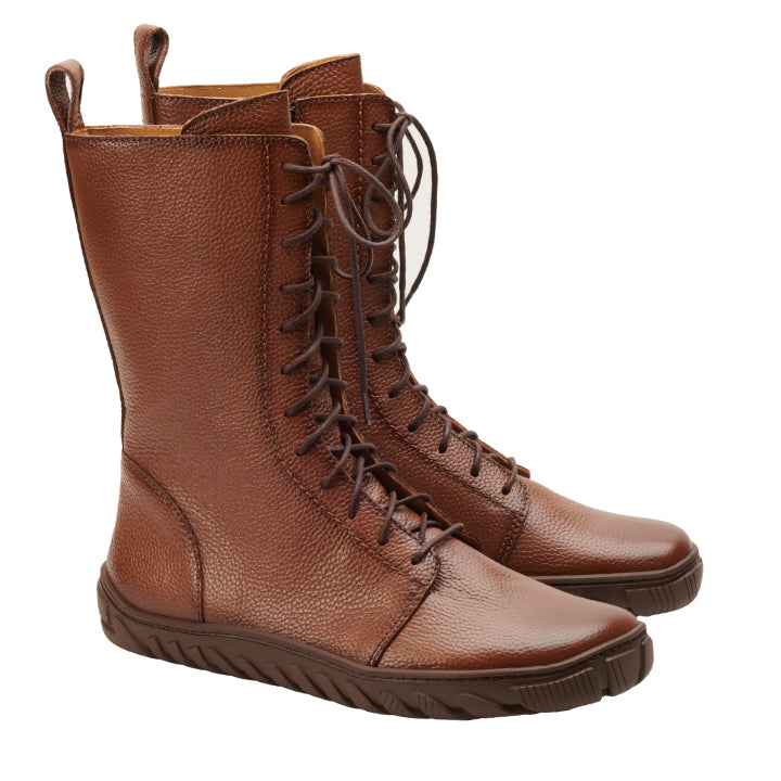 Die DOQS Camel Boots von ZAQQ präsentieren sich im Schnürdesign und mit einer dunkelbraunen ULTRAGRIP-Sohle, die hervorragenden Halt bietet. Vor einem weißen Hintergrund verstärken die strukturierte Lederoberfläche und die halbhohe Höhe ihren stilvollen Look.