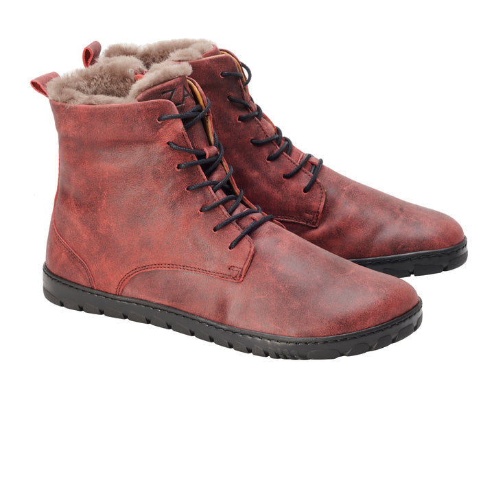 Wir präsentieren die QUINTIC Winter Velours Red von ZAQQ: ein stilvolles Paar High-Top-Lederstiefel in einem auffälligen rotbraunen Farbton mit schwarzen Gummisohlen und schwarzen Schnürsenkeln. Diese Stiefel aus geschmeidigem Veloursleder verfügen über ein weiches, flauschiges Innenfutter für außergewöhnliche Wärme und Komfort. Mit ihrer hervorragenden Rutschfestigkeit sorgen sie für zusätzliche Sicherheit unter verschiedenen Bedingungen.