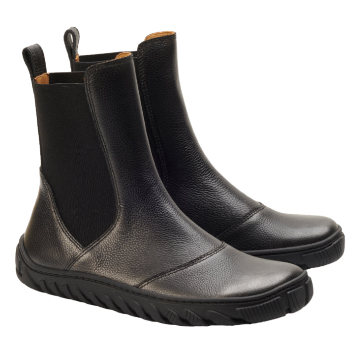 Wir präsentieren die ZAQQ ELASTIQ Black, ein Paar Chelsea-Boots aus schwarzem Leder mit elegantem Design und strukturierter Sohle. Mit elastischen Seitenteilen und Laschen an der Rückseite bieten sie einen urbanen und stylischen Look, perfekt für den Alltag.