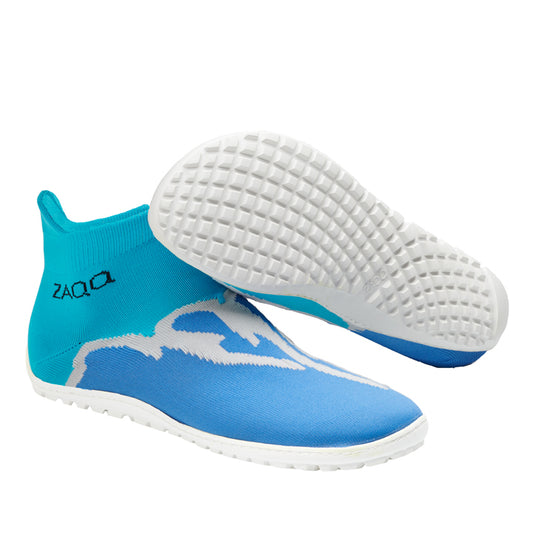 Ein Paar SOQQ Fire Blue Wasserschuhe von ZAQQ mit weißen Sohlen und wellenförmigem Design erinnert an einen Barfußschuh. Diese Schuhe verfügen über eine praktische Aufreißlasche an der Ferse. Ein Schuh steht aufrecht, während der andere auf der Seite liegt, wodurch die strukturierte Sohle hervorgehoben wird.