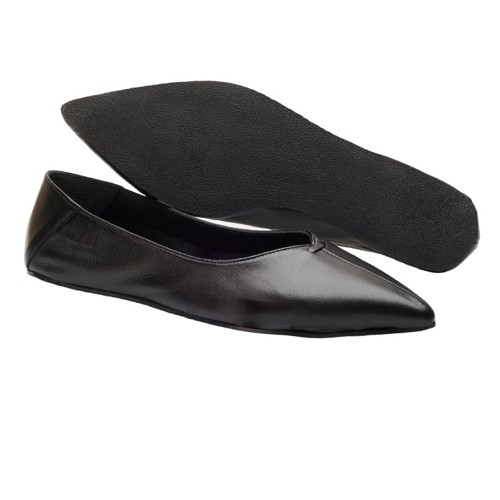 Die MEXIQ Black Ballerinas von ZAQQ zeichnen sich durch ein schlichtes, spitzes Design aus glattem schwarzem Leder aus und strahlen feminine Eleganz aus. Ein Schuh ist mit der Sohle nach oben präsentiert, um das bequeme Barfuß-Ballerina-Design zu betonen.