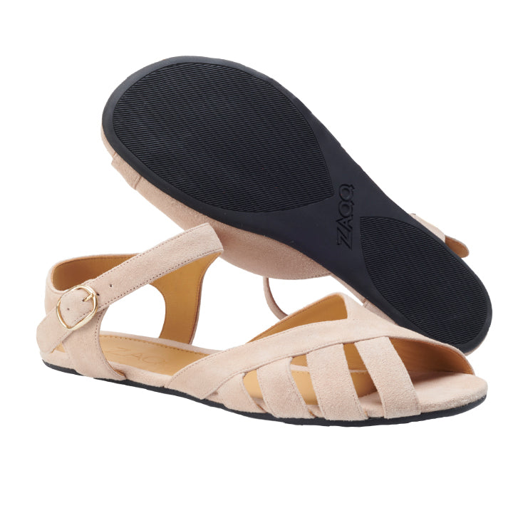 Ein Paar QORSE Taupe-Sandalen von ZAQQ mit flacher Sohle und Knöchelriemen mit Schnalle vor weißem Hintergrund. Eine Sandale ist so positioniert, dass die strukturierte Sohle sichtbar ist, wodurch sie jedem Ensemble Stil und Komfort verleiht.