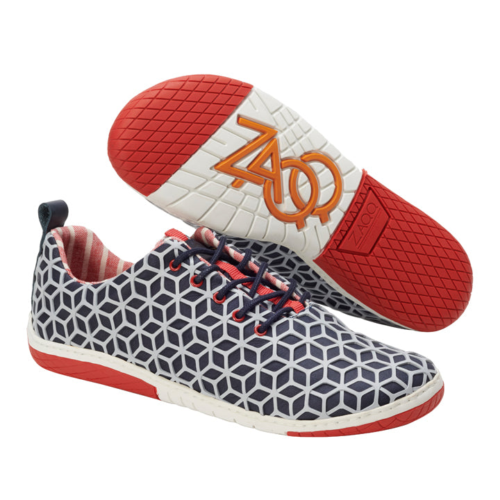 Wir präsentieren die ZAQQ ABEQ Grey Red Sneaker: Diese stylischen Schuhe aus hochwertigem Nappaleder verfügen über ein geometrisches Sechseckmuster in Marineblau und Weiß. Sie verfügen über das elegante ZAQQ MINIMAL-Sohlendesign in Rot und Weiß mit einem orangefarbenen Logo. Die Innenseite ist mit leuchtend roten und weißen Streifen gefüttert, die durch auffällige rote Schnürsenkel perfekt ergänzt werden, ideal für Barfußschuh-Fans.