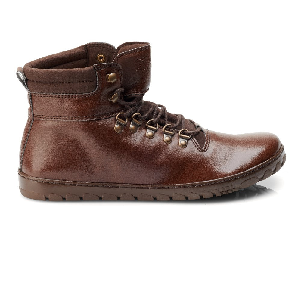 Wir präsentieren den EXPEQ Vegan Marone Waterproof von ZAQQ, einen braunen Outdoor-Schuh mit flacher Sohle, Schnürung vorne und Metallösen. Er verfügt über einen gepolsterten Schaft und sichtbare Nähte, wobei die Sohle farblich zum Gesamtbild passt. Von der Seite vor einem weißen Hintergrund aufgenommen, verbindet dieser Stiefel mühelos robusten Stil mit Komfort.