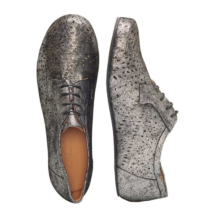 Abgebildet ist ein Paar REMAQE Silver-Schuhe von ZAQQ, ein Oxford-Schuh in Metallic-Silber mit strukturiertem Premium-Nappaleder. Ein Schuh ist von oben nach unten ausgerichtet, der andere von der Seite. Beide haben einen Schnürverschluss und ein rundes Zehendesign auf einem schlichten weißen Hintergrund.