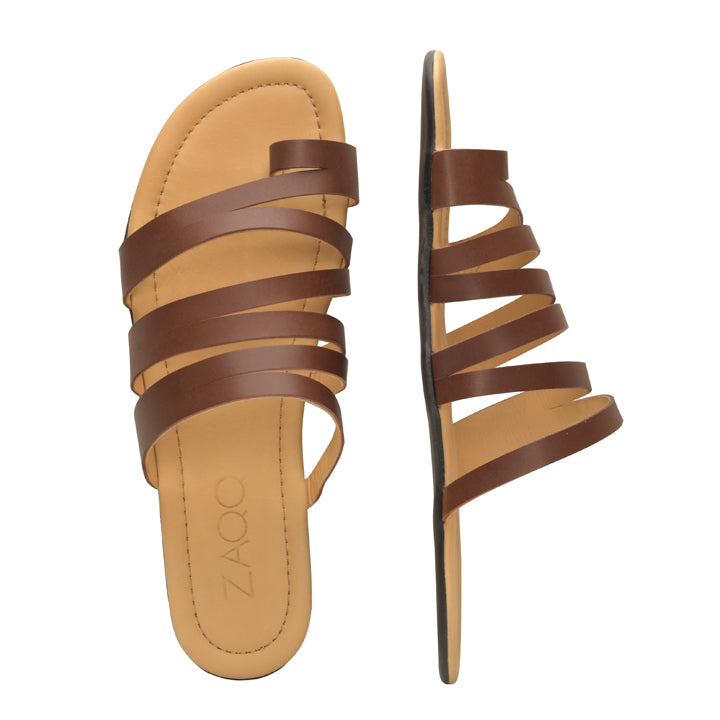 Die FLAQE Dark Brown von ZAQQ sind braune Slide-Sandalen mit mehreren dünnen Riemen, präsentiert in Drauf- und Seitenansicht. Diese aus hochwertigem Nappaleder gefertigten Barfußsandale bieten ein hellbraunes Fußbett und eine flache, dunkle Sohle für hohen Tragekomfort.