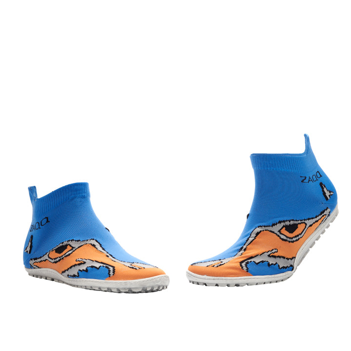 Diese Barfußschuhe von ZAQQ, genannt SOQQ Eye Orange Blue, zeigen abstrakte Muster in Blau und Orange und bieten gleichzeitig hervorragenden Tragekomfort. Ihr sockenähnliches Design gepaart mit weißen Sohlen lässt sie wunderschön vor einem weißen Hintergrund hervorstechen und bietet sowohl Stil als auch Komfort in einem attraktiven Paket.