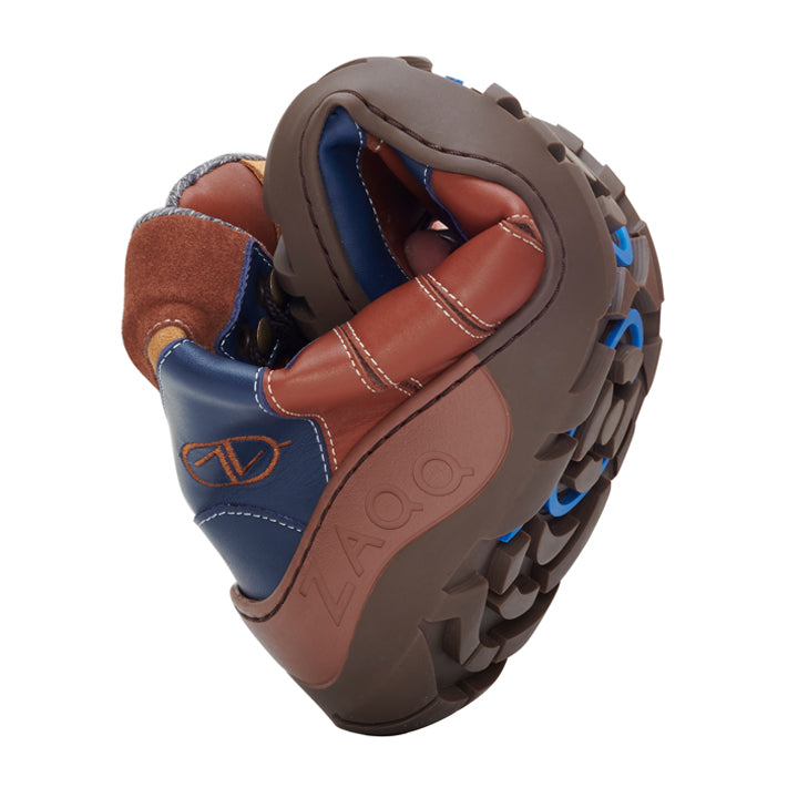 Diese braun-blauen Wanderschuhe, bekannt als Q2 Cognac Waterproof von ZAQQ, zeichnen sich durch die beeindruckende Flexibilität der ZAQQ TERRA-Sohle mit ihrem biegsamen Design aus. Sie sind aus hochwertigem Nappaleder gefertigt, bieten ein robustes Profil und sind an der Seite elegant mit dem ZAQQ-Logo versehen, was für einen anspruchsvollen Outdoor-Look sorgt.