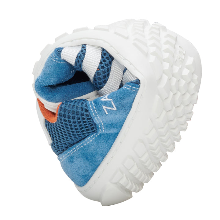 Wir präsentieren den RIQ Blue von ZAQQ, einen flexiblen, sportlichen Sneaker mit einem Obermaterial aus blauem Mesh und Wildleder mit orangefarbenen Akzenten. Er verfügt über weiße Schnürsenkel und eine einzigartig strukturierte weiße Sohle in U-Form. Er ist aus atmungsaktivem Stoff gefertigt und steht für Komfort und Vielseitigkeit.