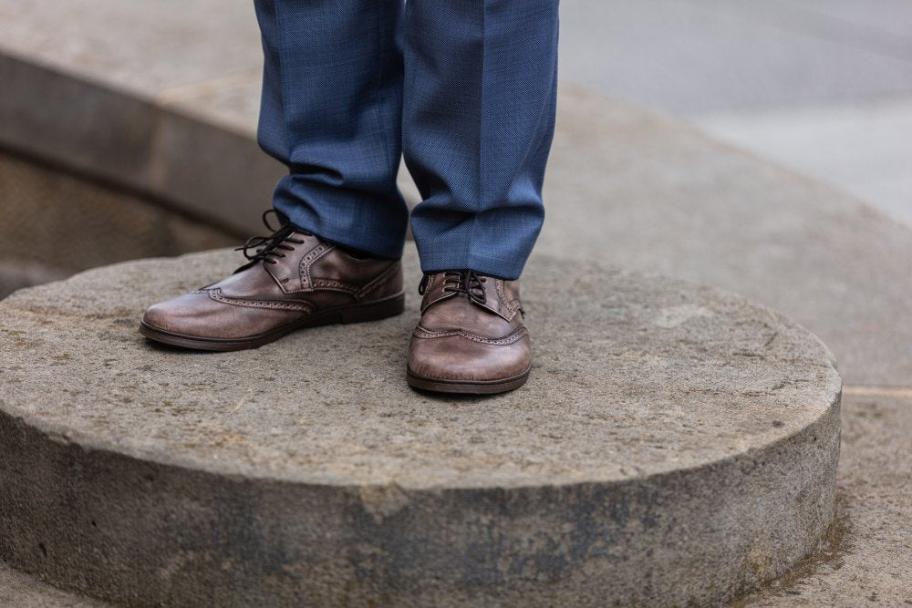 Ein Paar BRIQ Brogue Antique Brown-Schuhe von ZAQQ mit Broguing-Details und Schnürdesign, ideal als Businessschuh, gefertigt aus französischem Kalbleder.