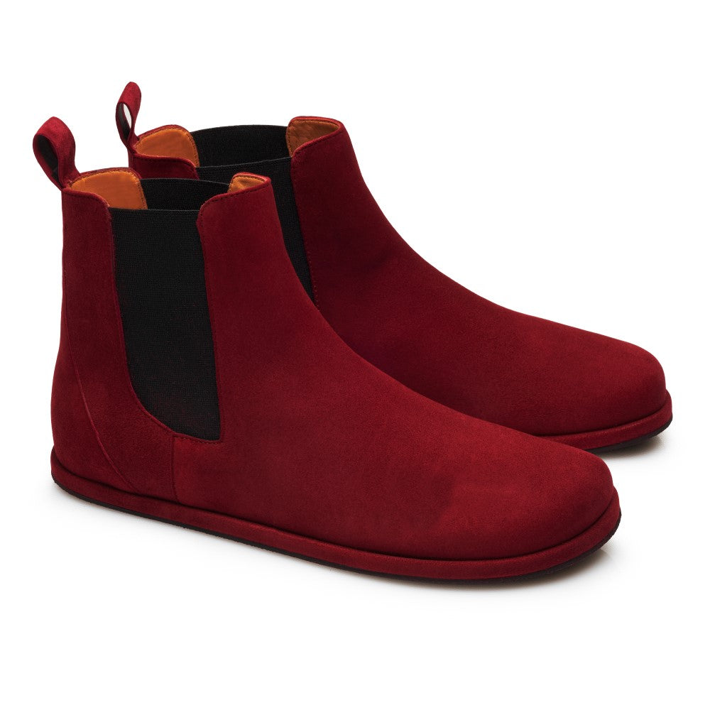 Ein Paar rote Chelsea-Boots aus Wildleder EQUITY Berry von ZAQQ mit eleganten schwarzen elastischen Seitenteilen und Laschen. Auf einem weißen Hintergrund zeigen sie ihr schlichtes und doch elegantes Design.