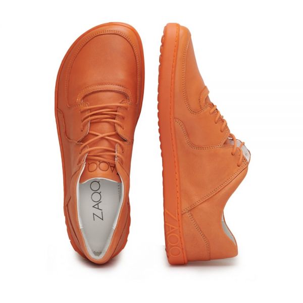 Wir präsentieren die IVIQ Orange Sneaker von ZAQQ: ein leuchtendes Paar orangefarbener Sneaker mit einer glatten Textur und Schnürsenkeln, sowohl von oben als auch von der Seite betrachtet. Diese stylischen Schuhe haben eine abgerundete Spitze und tragen den Markennamen ZAQQ prominent auf der Innensohle, was die wahre Essenz eines Sneakers einfängt.