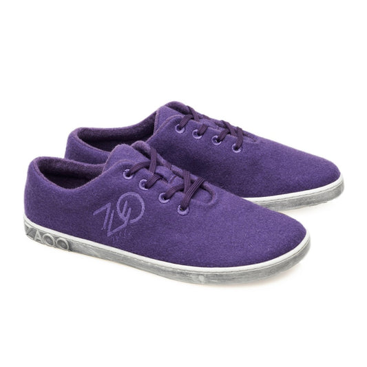 Ein Paar LIQE Purple-Sneaker von ZAQQ mit weißen Gummisohlen und passenden lila Schnürsenkeln. Diese Schuhe zeichnen sich durch ein einzigartiges Logo an der Seite und ein strukturiertes Design an der Ferse für zusätzliches Flair aus.