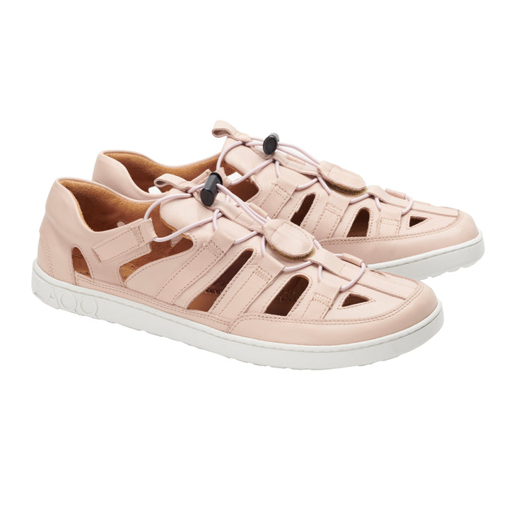 Der QLEAR Light Pink von ZAQQ ist ein Paar Sneaker, das Stil und Funktionalität nahtlos miteinander verbindet. Diese von Barfußschuhen inspirierten Schuhe verfügen über seitliche Aussparungen und ein Schnürsystem mit Kordelzug, während die weißen Gummisohlen für ihren hervorragenden Halt bekannt sind. Das abgerundete Zehendesign verleiht ihnen Eleganz und kommt auf einem weißen Hintergrund wunderschön zur Geltung.