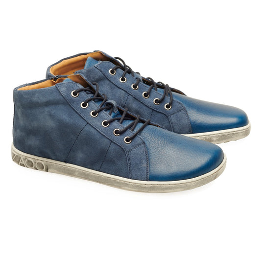 Ein Paar ZAQQs QORE Mid Deep Sea High-Top-Sneaker aus blauem Leder, komplett mit Schnürsenkeln und Gummisohlen. Diese Schuhe zeichnen sich durch strukturierte Details und einen dynamischen Kontrast zwischen matten und glänzenden Oberflächen aus. Sowohl von der Seite als auch von vorne präsentiert, zeigen sie ihr elegantes Design auf wunderschöne Weise.