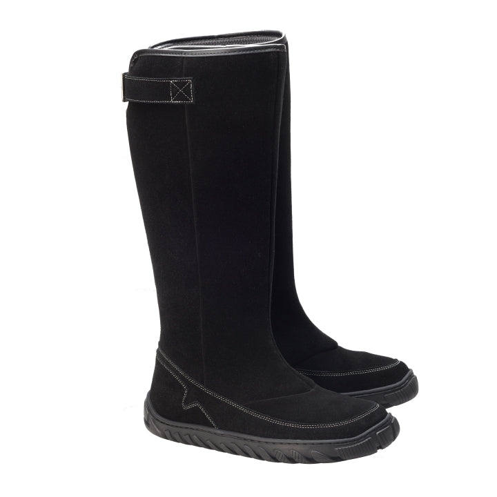 Ein Paar schwarze, wasserdichte Kniestiefel QRAFT von ZAQQ mit flacher ULTRAGRIP-Sohle und schwarzen Nähten sowie einem Klettverschluss an der Oberseite für eine individuelle Passform.