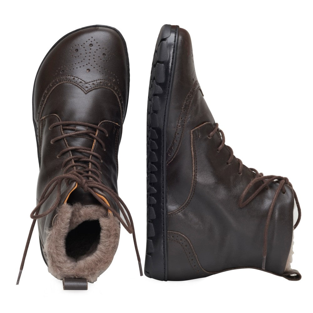 Bei den ZAQQ QUINTIC Winter Brogue Dark Brown-Stiefeln steht ein Stiefel aufrecht, um die Sohle und die aufwendigen Nähte hervorzuheben, während der andere flach liegt, um das mit Lammfell gefütterte Innere zu präsentieren. Diese Stiefel im Brogue-Stil sind aus hochwertigem Nappaleder gefertigt und haben ein detailliertes Design mit Schnürsenkeln zum Verschluss.