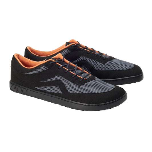 Diese QYNLEE Black Sneaker von ZAQQ bieten mit ihrem lässigen Design in Schwarz und Grau, das durch orangefarbene Akzente hervorgehoben wird, einen ultramodernen Look. Sie verfügen über ein Mesh-Design für verbesserte Atmungsaktivität und werden durch schwarze Sohlen mit dekorativen Mustern ergänzt.