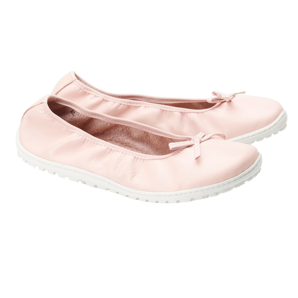 Ein Paar hellrosa SUQAR Candy Flats von ZAQQ, gefertigt aus Nappaleder mit einer kleinen Schleife oben und flexiblen weißen Sohlen, präsentiert vor einem makellosen weißen Hintergrund.