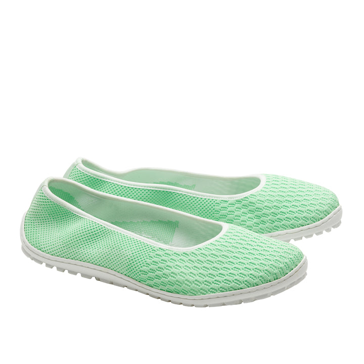 Die Slipper ZAQQ SUQAR Lightgreen verfügen über atmungsaktive, netzartige Obermaterialien aus atmungsaktivem Baumwoll-Strickgewebe. Ihre hellgrüne Farbe passt wunderbar zu weißen Sohlen und macht diese Barfußschuhe zu einer ausgezeichneten Wahl für ein lässiges und leichtes Erlebnis zu jeder Gelegenheit. Sie werden auf einem makellosen weißen Hintergrund präsentiert.