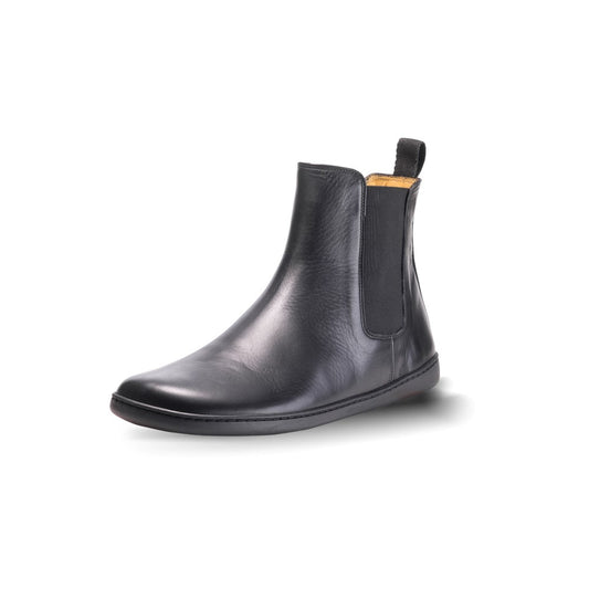 Der schwarze Chelsea-Stiefel EQUITY aus Leder von ZAQQ verfügt über seitliche Elastikbänder und eine Aufreißlasche an der Rückseite, alles in einem eleganten, minimalistischen Design auf weißem Hintergrund.