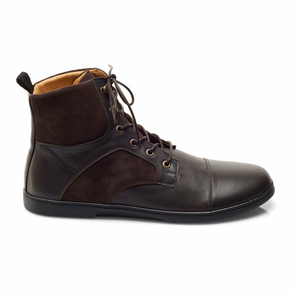 Der YORQ Brown von ZAQQ ist ein einzigartiger brauner Lederstiefel mit Schnürung, der glatte und Wildledertexturen kombiniert. Er hat eine flache schwarze Sohle und eine praktische Aufreißlasche an der Rückseite, perfekt für alle, die sowohl Mode als auch Funktionalität schätzen.