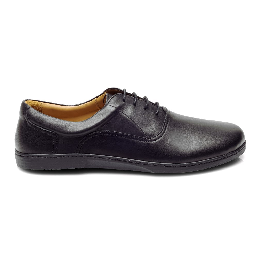 Auf weißem Hintergrund ist der APEQ Black von ZAQQ abgebildet, ein schwarzer Oxford-Businessschuh aus Leder mit glatter Oberfläche und Schnürdesign. Er bietet ein elegantes und klassisches Erscheinungsbild, ideal für formelle Anlässe.