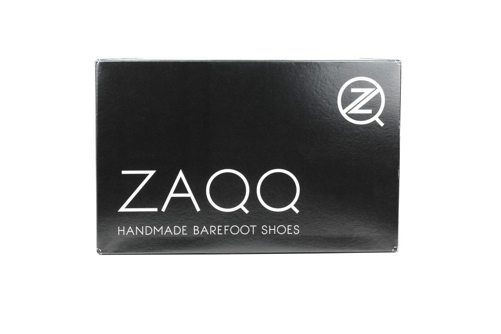 Ein schwarzer Schuhkarton mit dem weißen Text „ZAQQ QI Black Handmade Barefoot Shoes“, perfekt für alle, die bequeme vegane Barfußschuhdesigns suchen, mit einem runden Logo mit dem Buchstaben Z in der oberen rechten Ecke.