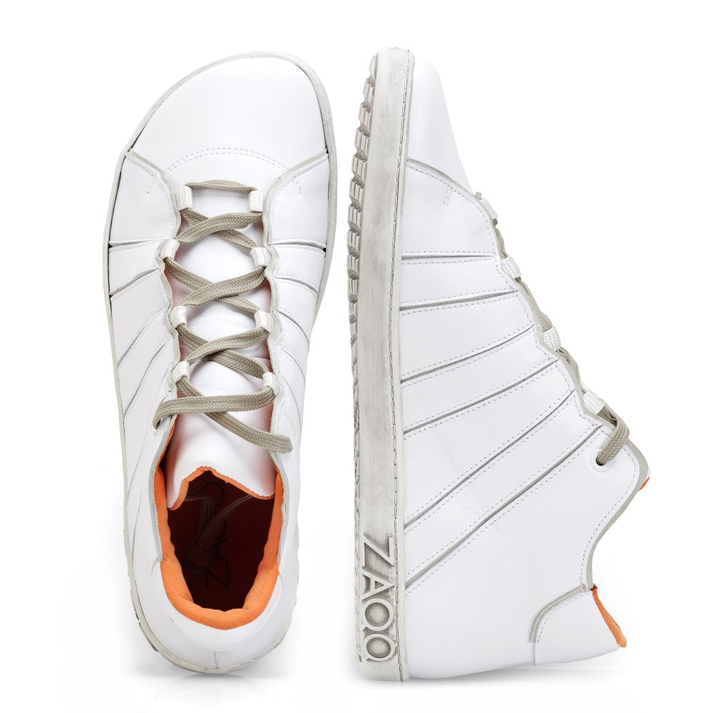 Wir präsentieren den QQQ Mid White von ZAQQ: Diese stylischen Barfußschuhe sind ein Paar High-Top-Sneaker in Weiß, gefertigt aus hochwertigem Nappaleder. Sie verfügen über graue Schnürsenkel und ein orangefarbenes Innenfutter, mit seitlich sichtbaren vertikalen Nähten. Die Sohle zeigt stolz den Markennamen auf einem makellos weißen Hintergrund.