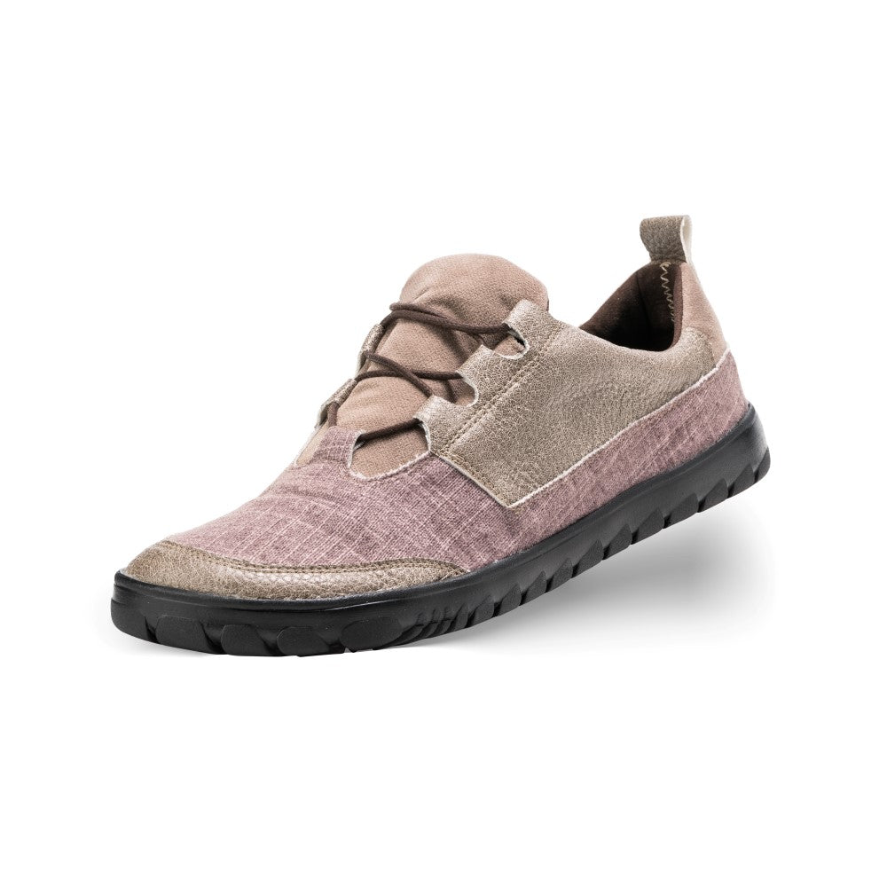 Wir präsentieren den QUEST Low Brown Waterproof von ZAQQ: einen Freizeitschuh mit einem Obermaterial aus rosa und beige strukturiertem Stoff mit kontrastierenden Nähten, braunen Schnürsenkeln und einer Aufreißlasche an der Ferse. Dieser vegane Wanderschuh verfügt über eine strapazierfähige schwarze Gummisohle und wird auf einem schlichten weißen Hintergrund präsentiert.