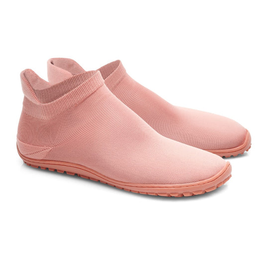 Wir präsentieren den SOQQ Living Coral von ZAQQ: ein Paar Slipper in einem rosa Farbton mit sockenähnlichem Design und strukturierten Sohlen für ein Barfußgefühl. Diese Schuhe bieten einen stromlinienförmigen, minimalistischen Look mit einer bequemen Passform.