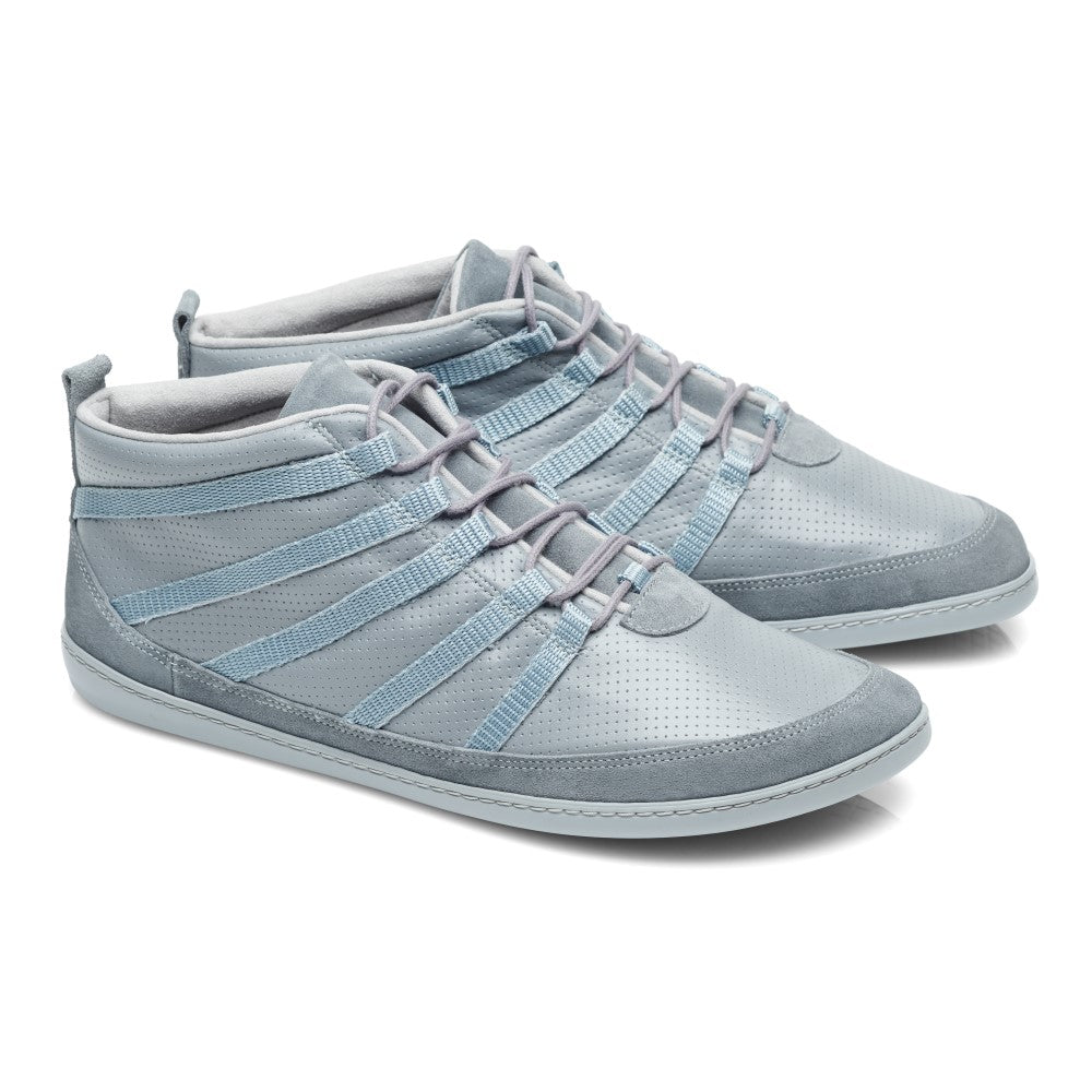 Entdecken Sie den SPARQ Mid Grey von ZAQQ: ein Paar eleganter High-Top-Sneaker in Hellblau mit einzigartiger seitlicher Schnürung und perforierten Zehendetails. Aus hochwertigen synthetischen Materialien gefertigt, bieten sie modernen Tragekomfort für bequemes Tragen den ganzen Tag über.