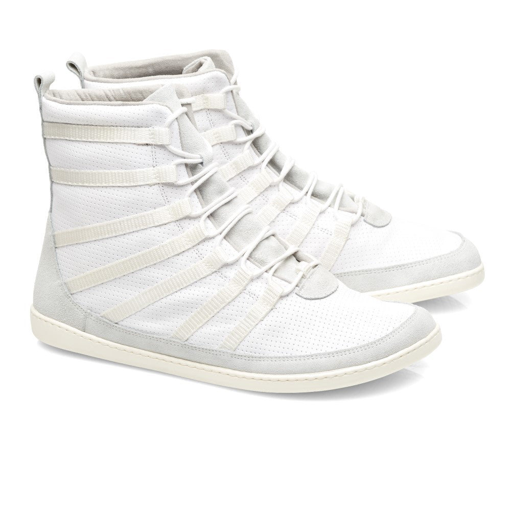 Wir präsentieren den SPARQ High White von ZAQQ: ein Paar schicke High-Top-Sneaker in Weiß, hergestellt aus hochwertigem Nappaleder mit strukturierter Oberfläche. Sie sind mit mehreren horizontalen Riemen und passenden weißen Schnürsenkeln auf einer hellen Sohle gestaltet. Diese Sneaker bieten eine zeitgenössische, minimalistische Ästhetik sowie hervorragende Rutschfestigkeit für den täglichen Gebrauch.