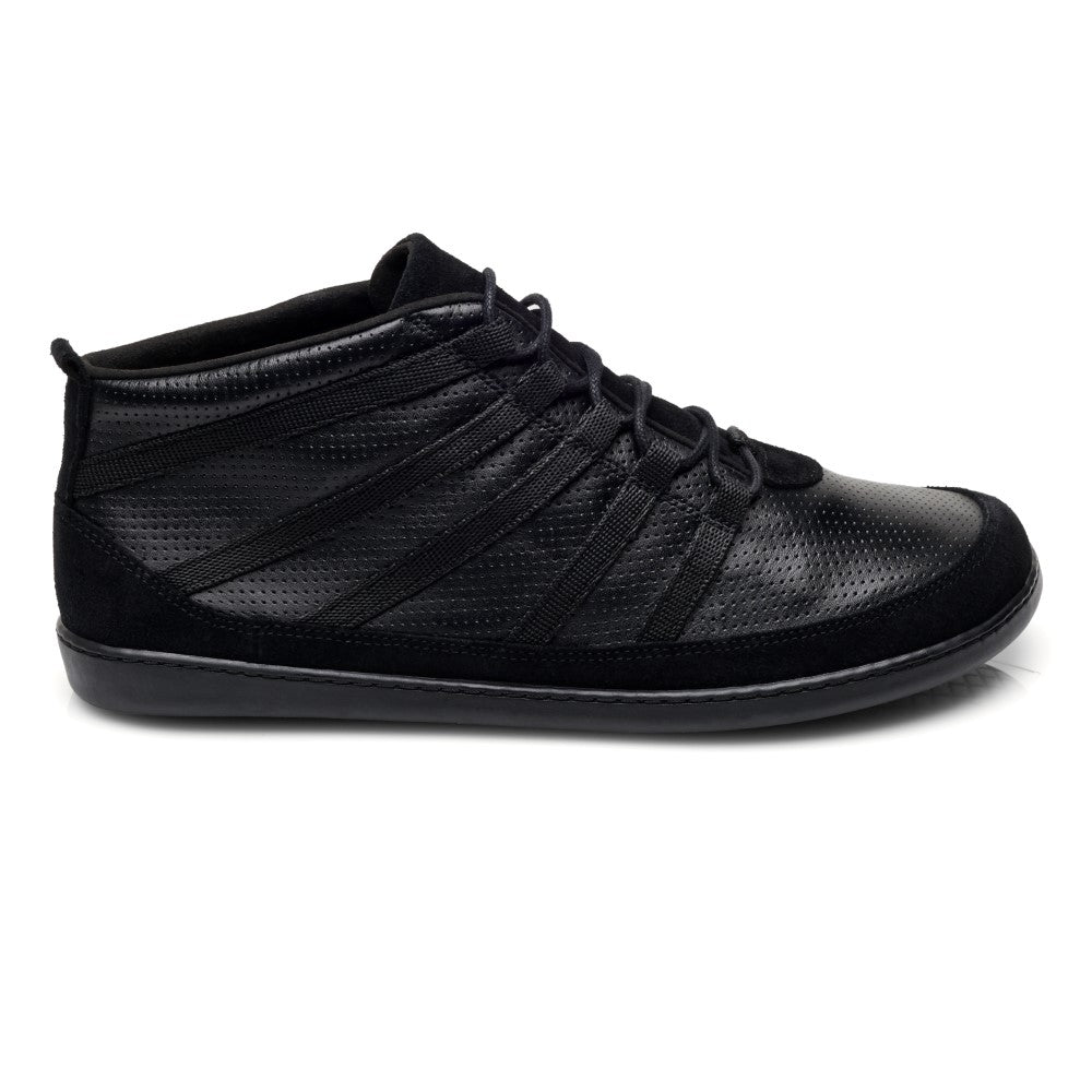 Der SPARQ Mid Black Sneaker von ZAQQ besticht durch ein schlichtes, ultramodernes Design aus Nappaleder mit minimalistischer perforierter Textur und schwarzen Schnürsenkeln. In der Seitenansicht auf weißem Hintergrund präsentiert, verbindet dieser Barfußschuh nahtlos Stil und Komfort.