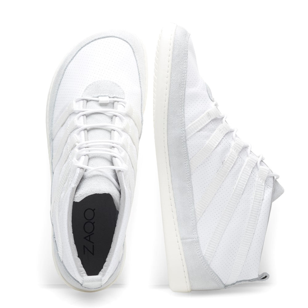 Ein Paar trendige SPARQ Mid White-Sneaker von ZAQQ. Ein Sneaker wird von der Seite präsentiert und hebt seine strukturierte Sohle und sein schlankes Design hervor, während der andere von oben gezeigt wird und einen Schnürschuh mit dem Markennamen ZAQQ auf der Innenseite offenbart.