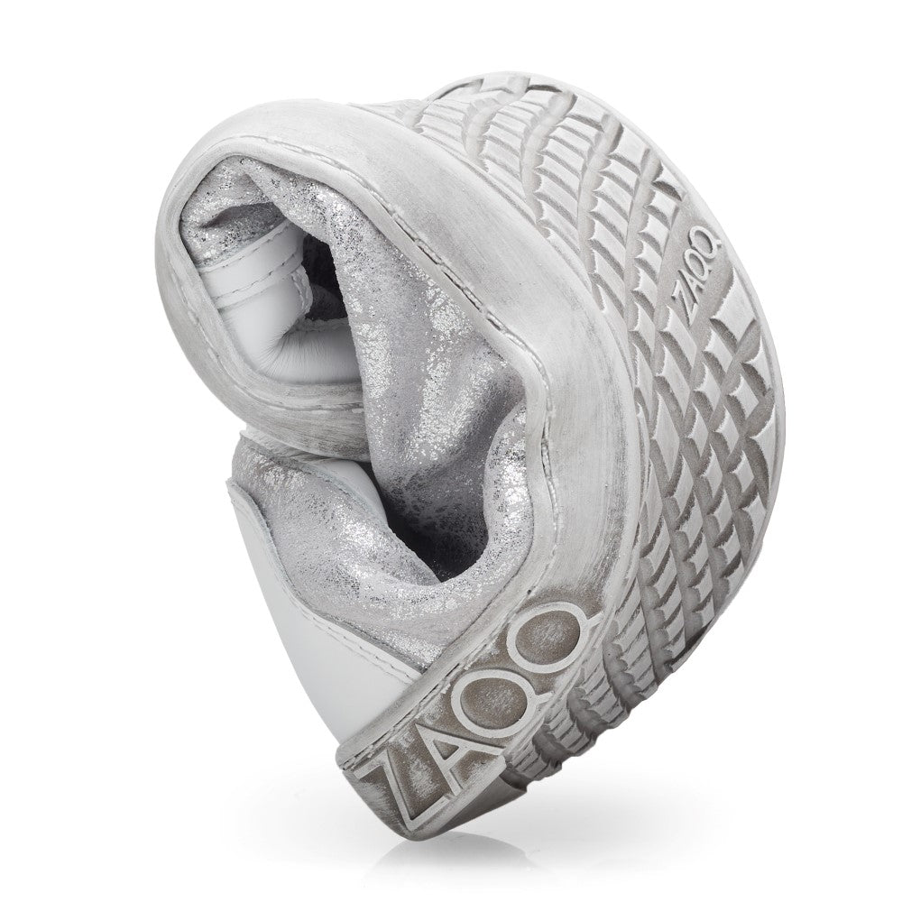 Der TIQQ Silver White von ZAQQ ist ein stylischer Sneaker mit strukturierter Sohle in einzigartiger Kugelform. Er ist aus hochwertigem Nappaleder gefertigt, hat eine silberne, glitzernde Innenseite und den seitlich eingeprägten Markennamen ZAQQ und verbindet so modernes Design mit luxuriösen Materialien.