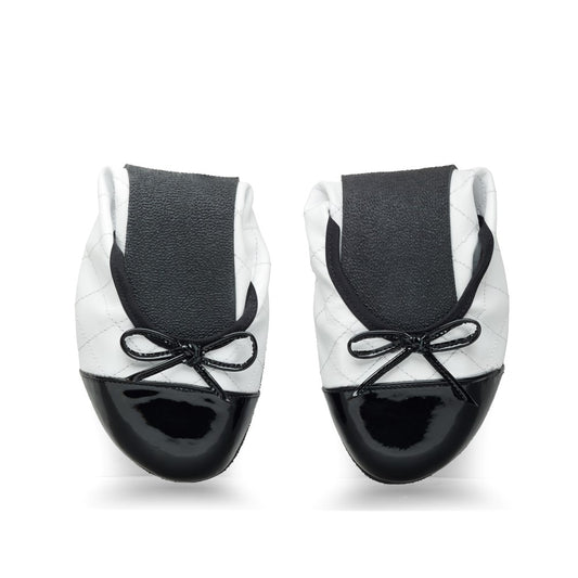 Die ZAQQ TWIST Black White Ballerinas bestechen durch ihr schickes Design mit gestepptem schwarz-weißem Stoff und glänzenden schwarzen Zehenkappen. Jeder Schuh ist vorne mit einer eleganten Schleife verziert, verfügt über strukturierte schwarze Innensohlen und hat eine rutschfeste Sohle für zusätzlichen Halt. Diese Ballerinas zeichnen sich durch ihr stilvolles Aussehen und ihren Komfort aus.